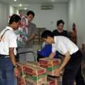 Persiapan pengiriman bantuan di Posko Tanggap Darurat MBK ke Balaraja, 26 Januari 2014.