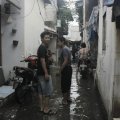Karyawan Paroki Tomang, Solichin dan Markus, turut menyampaikan bantuan ke Kampung Guci (29/1/2014).