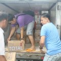 OMK MBK bahu-membahu menurunkan bantuan kemanusiaan dari umat Paroki Tomang untuk penyintas banjir Balaraja (9/2/2014).