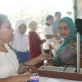 Sebelum berkonsultasi dengan dokter, pasien diperiksa tekanan darahnya (Balaraja, 16/2/2014).