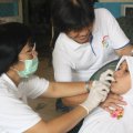 Dokter gigi sedang memeriksa pasien (Balaraja, 16/2/2014).