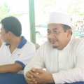 K.H. Ahmad Maimun Alie, MA (Pemimpin Pondok Pesantren Sabulussalam, kiri) menyampaikan salam penutup baksos kesehatan (Balaraja, 16/2/2014).