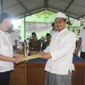 Dokter Tina sebagai wakil para dokter, menerima ucapan terima kasih dari K.H. Ahmad Maimun Alie, MA (Pemimpin Pondok Pesantren Sabulussalam) (Balaraja, 16/2/2014).