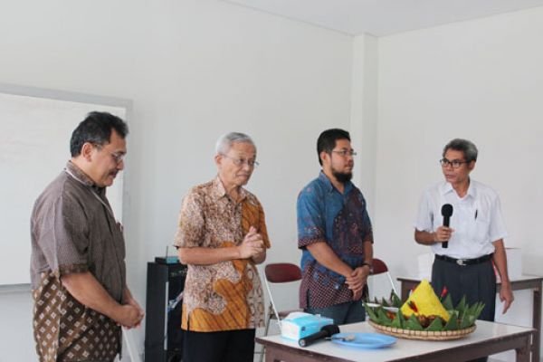 Tumpeng HUT ke-13 Prodiakon MBK
