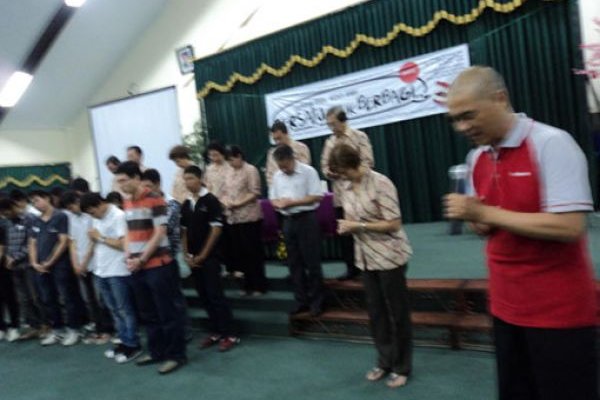 Lempar Batu Kena Gigi, Bersatu Untuk Berbagi