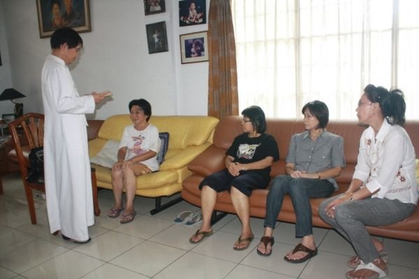 Romo Jeffrey Mengunjungi Lingkungan Christoporus 1