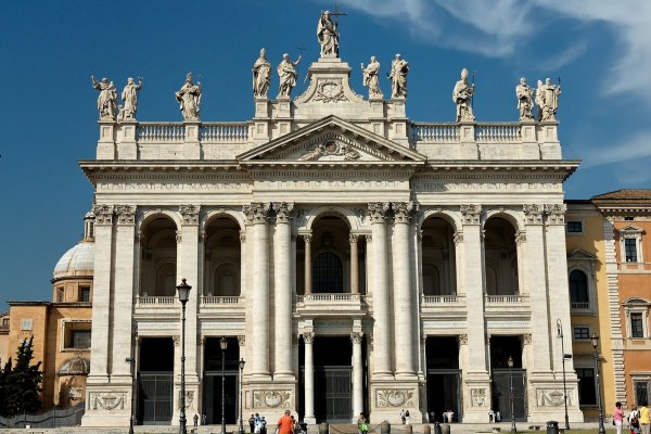 Basilika Lateran Lambang Perdamaian dan Kesatuan dengan Paus