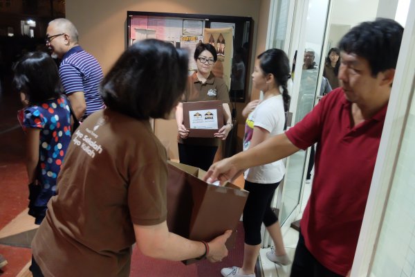 Aksi Penggalangan Dana Team ASAK di Stasi Mediterania Ada Taman Anggrek