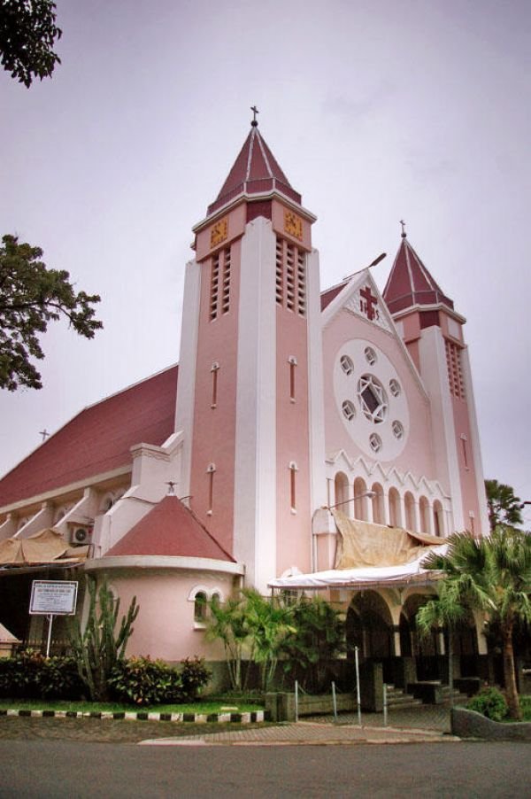 Gereja Kecil Dalam Gereja Besar