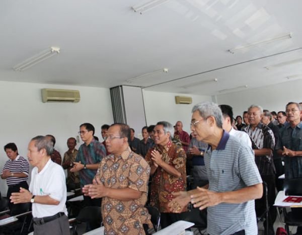 Tumpeng HUT ke-13 Prodiakon MBK