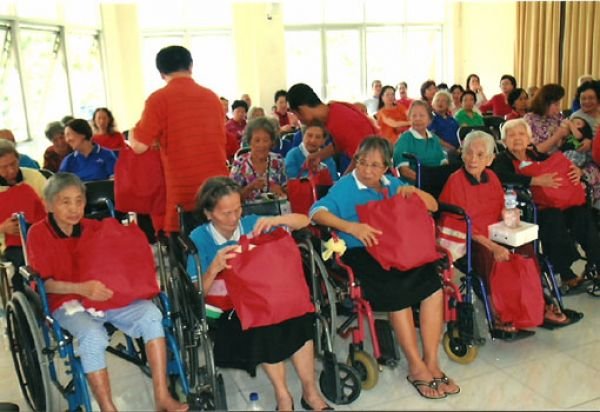 Barongsai Masuk Rumah Jompo