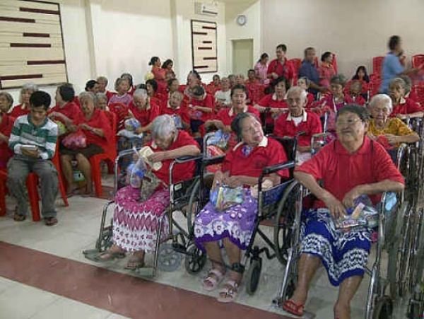 Berbagi Kasih Ke Graha Lansia Marfati