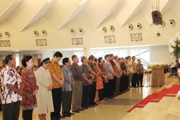 Penyerahan Buku Program Kerja Paroki Tomang MBK Th. 2013