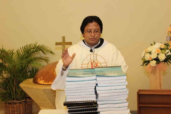 Penyerahan Buku Program Kerja Paroki Tomang MBK Th. 2013