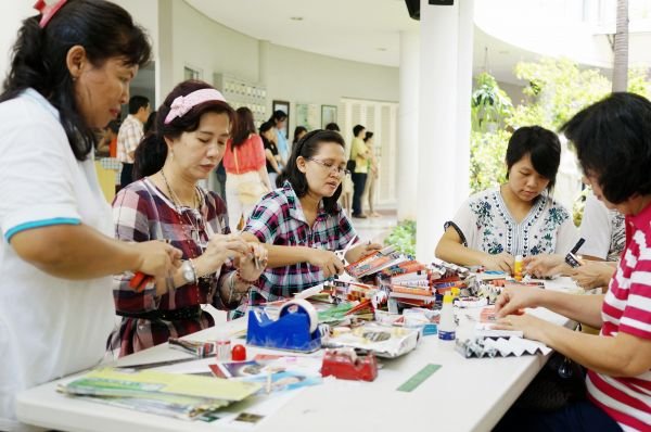 Umat Paroki Tomang Bersama Panitia Natal Membuat Kipas untuk Hiasan Natal 2013