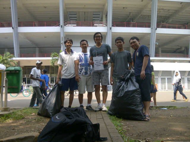 Mengumpulkan Sampah dengan Sukacita