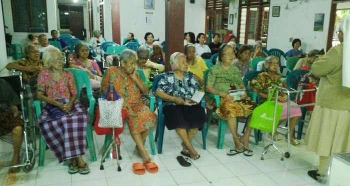 Berbagi Kasih di Panti Werdha Caritas